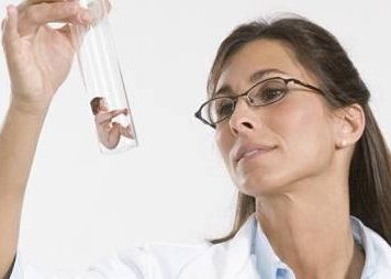 试管移植前做宫腔灌注后下面一直流清水是正常的吗？